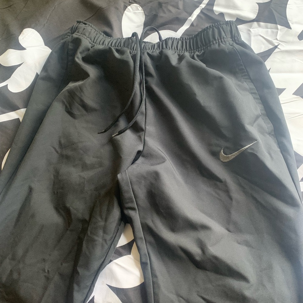 Size L mens dri fit Nike pants in excellent condition!!
